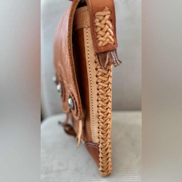 Genuine vintage vachetta leather flap shoulder bag with flowers woven - Picture 4 of 12